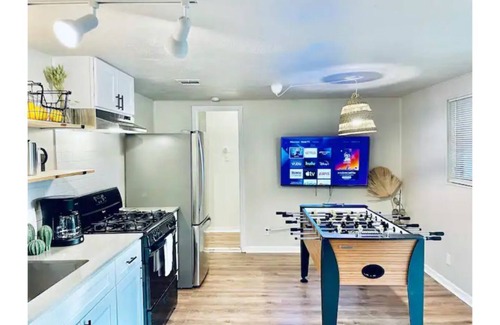 South Manchaca House | *Hot tub 10 beds | 2 Homes Heart of the City|Foosball