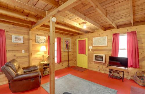 Hot Springs House | Hot Tub and Charcoal Grill Hot Springs Getaway!