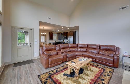 Franklin House | Hot Tub and Fire Pit Blue Ridge Mtn Cabin!