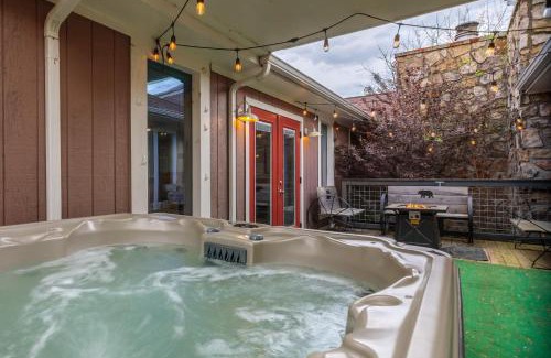 Kodak House | Hot Tub and Mini Golf Mtn-View Haven in Kodak!