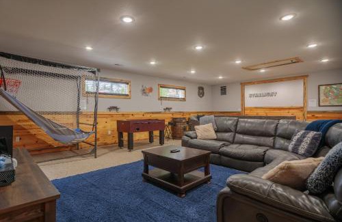 Kodak House | Hot Tub and Mini Golf Mtn-View Haven in Kodak!