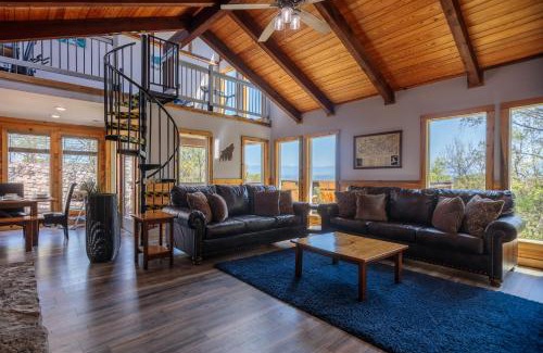 Kodak House | Hot Tub and Mini Golf Mtn-View Haven in Kodak!