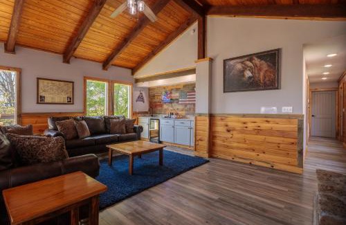 Kodak House | Hot Tub and Mini Golf Mtn-View Haven in Kodak!