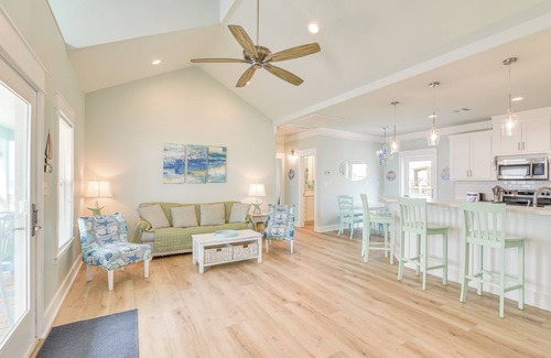 Gilchrist House | Hot Tub + Bay Views: Beachfront Gilchrist Retreat