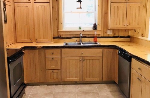 Carrabassett Valley House | HOT TUB! Close to Sugarloaf! Outdoor Paradise! Pac-Man! Fall hiking and biking!