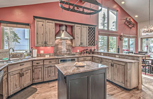 Weisshorn House | Hot Tub + Close to Downtown + Pet Friendly - Lazy Bear