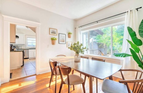 King House | Hot Tub Fast WiFi AC | King Neighborhood Gem