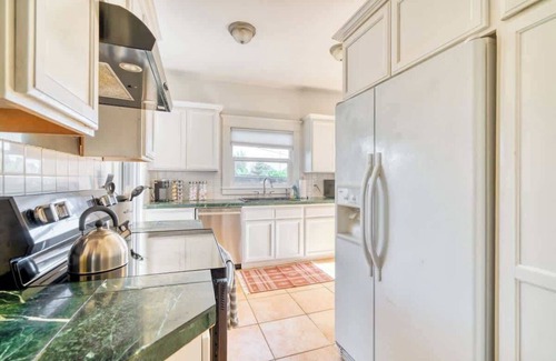 King House | Hot Tub Fast WiFi AC | King Neighborhood Gem
