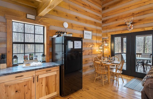 Logan Cabin | Hot Tub, Fire Pit, Close to Waterfalls and Caves