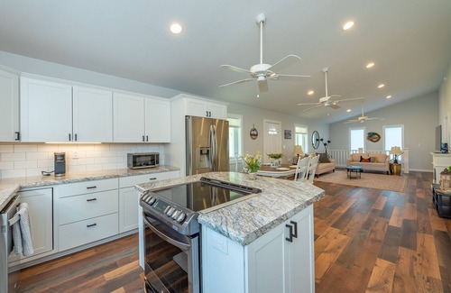 Burnsville Cottage | Hot Tub+Fire Pit, WiFi, Close to AVL+Burnsville! Perfect Location! Easy Access!