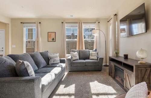 Old Southwest Apartment | Hot Tub FirePit Patio Walk To MidTown Downtown