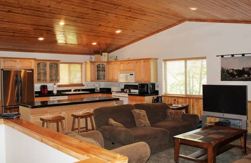 The Village Cabin | Hot Tub-Game Tables Aspen Glen
