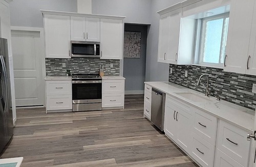Warm Mineral Springs House | HOT TUB, HEATED POOL AND WALKING DISTANCE TO MINERAL SPRINGS