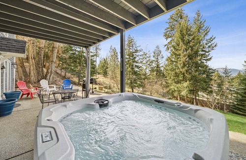 Hayden View Estates Cottage | Hot Tub Hideaway - Views of Hayden Lake!