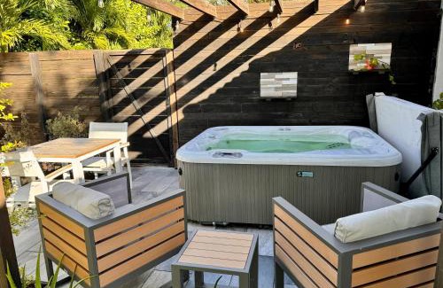 Biscayne Park House | HOT TUB HOUSE ON GOLF COURSE! 10 MINs TO THE BEACH