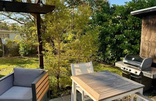 Biscayne Park House | HOT TUB HOUSE ON GOLF COURSE! 10 MINs TO THE BEACH