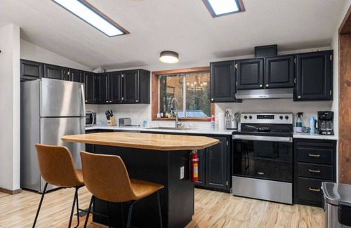 Ashford Cabin | Hot Tub, King Bed, EV Charger 5 MI to Mt Rainier