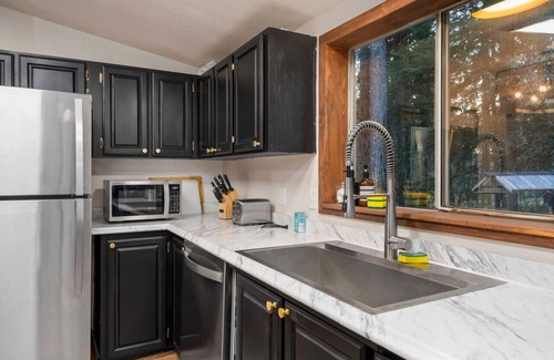 Ashford Cabin | Hot Tub, King Bed, EV Charger 5 MI to Mt Rainier