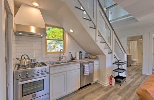 Marion House | Hot Tub & Mountain Views: Secluded Marion Escape!