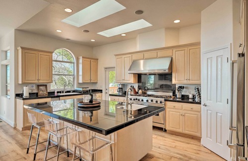 Columbia House | Hot Tub & Mtn Views: Peaceful Columbia Retreat!
