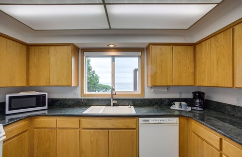 South Beach House | Hot Tub! Ocean Front & Dog Friendly! South Beach, Newport!