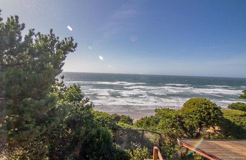 South Beach House | Hot Tub! Ocean Front & Dog Friendly! South Beach, Newport!