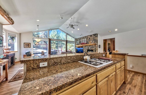 North Upper Truckee Cabin | Hot Tub, Pool Table, Bunk Beds, Large Yard, 8 Guests + Extra Kids 5 Yrs Old and Younger