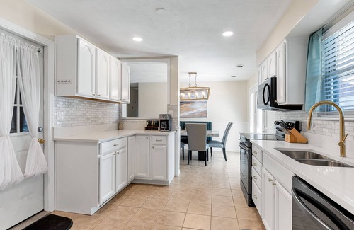 Bayview House | Hot Tub + Walk to Beach! Fully Updated!