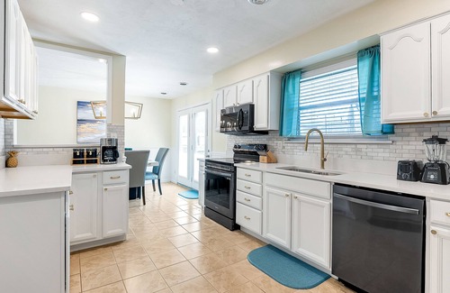 Bayview House | Hot Tub + Walk to Beach! Fully Updated!