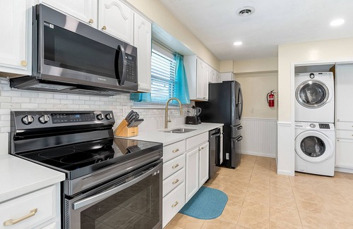 Bayview House | Hot Tub + Walk to Beach! Fully Updated!