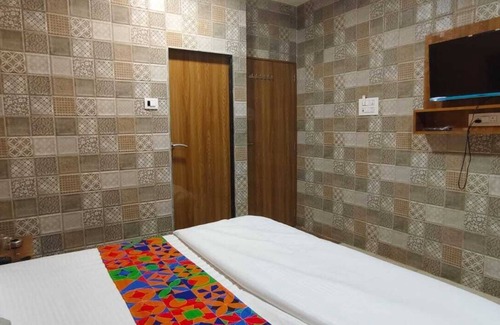 Andheri West House | Hotel Akshay