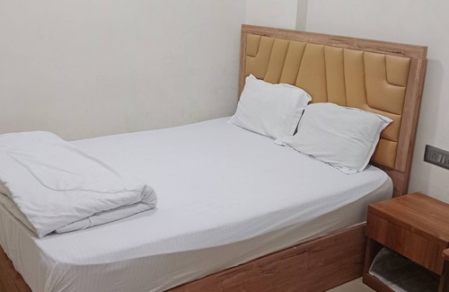 Andheri West House | Hotel Akshay