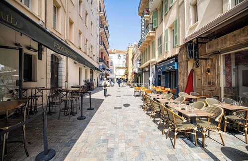 Cannes City Centre Apartment | Hotel Avaton - Cosy bedroom - Cannes Centre