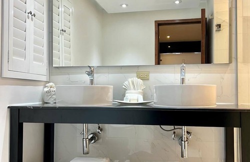 Avenida Revolucion Hotel | Hotel Caesar's