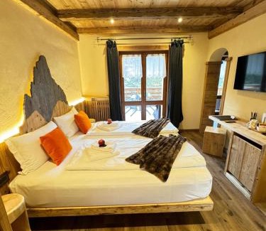 Cortina d'Ampezzo Historic Centre Hotel | Hotel Ciasa Lorenzi