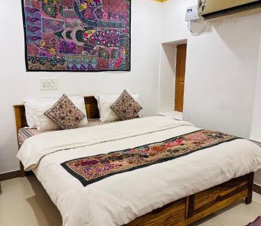 Amar Sagar Pol Bed & Breakfast | Hotel Darsh Safari - Fort View