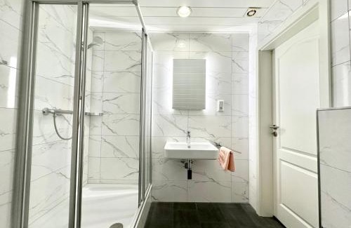 Loehne Hotel | Hotel Deutsches Haus mit WLAN und Parkplatz, HDZ und Kliniken in der Nähe, direkt an der A2 und A30 gelegen