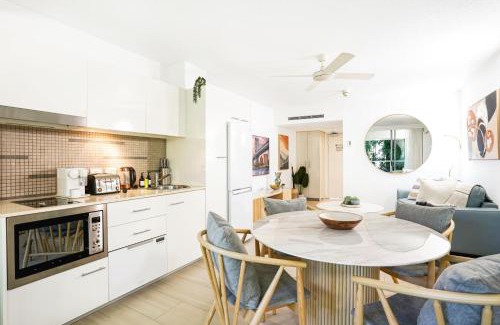 Palm Cove House | Hotel Drift 4204 Beachfront Accomodation