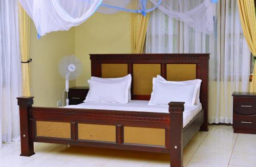 Entebbe Bed & Breakfast | HOTEL EMRA