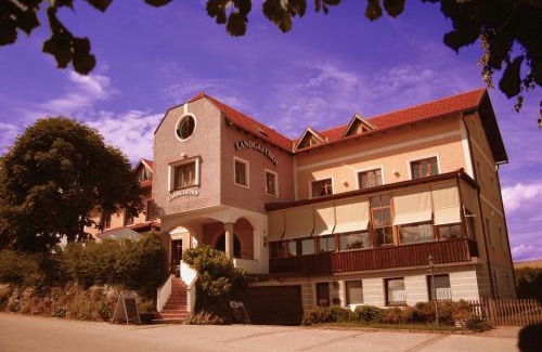 Seewalchen am Attersee Bed & Breakfast | Hotel & Fitness Castello