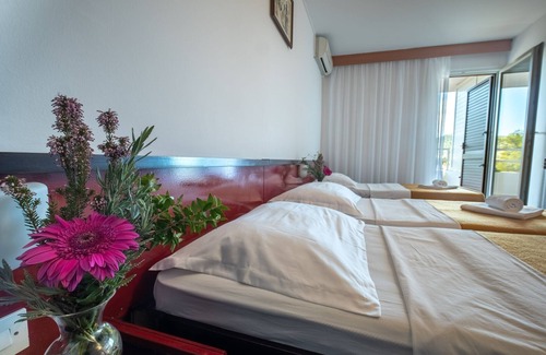 Cove Rogacic House | Hotel Issa - Triple Room Sea View 20