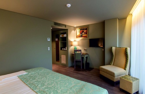 Centro / Baixa Hotel | Hotel Jaguar Oporto - Airport to Hotel and City Center and Vice-Versa is a Free and Continuous Shuttle Service from 7AM to 8PM