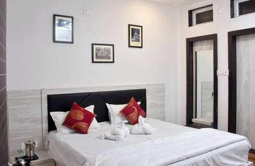 Lake Swaroop Sagar Hotel | Hotel Lake Bridge