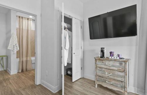 Pass Christian Apartment | Hotel Pass Christian King Suite 201
