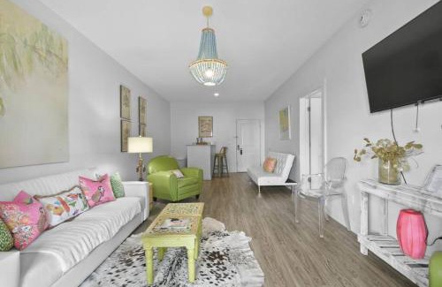 Pass Christian Apartment | Hotel Pass Christian King Suite 201