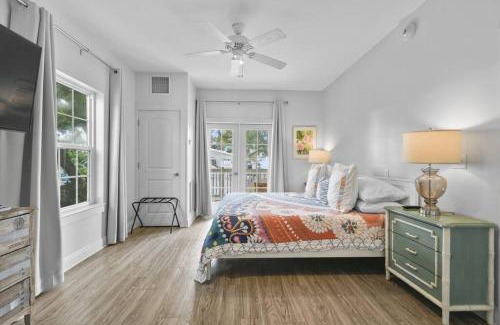 Pass Christian Apartment | Hotel Pass Christian King Suite 201