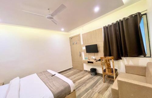 Ujjain Hotel | HOTEL PRAKASH INN ! UJJAIN होटल प्रकाश fully-Air-Conditioned hotel at prime location with Wifi & Parking availability, Newly constructed and Luxurious Rooms - 2