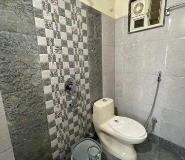 Piparia Hotel | Hotel Radha krishna regency