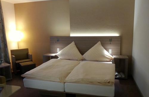 Itzum-Marienburg Hotel | Hotel Restaurant Itzumer Paß