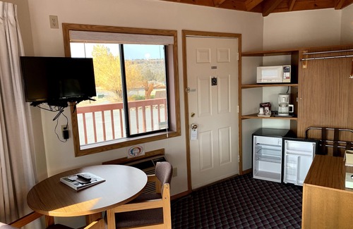 Crooked River Ranch Hotel | Hotel Room with 1 KING bed, Pets OK with Additional Fee